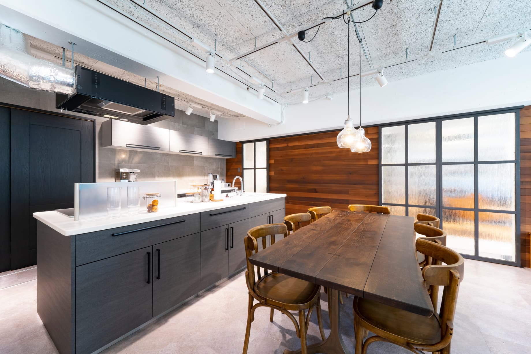 洗練された「モダンインダストリアル×ナチュラル」な住空間